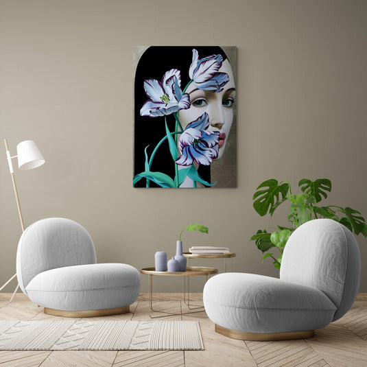 Retrato femenino con tulipanes blancos y morados sobre fondo oscuro.