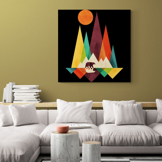 Cuadro geométrico de montañas coloridas con osos y sol anaranjado