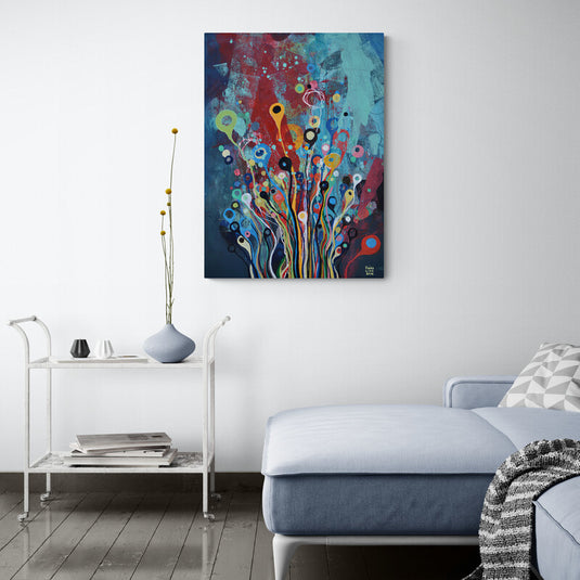 Pintura abstracta de líneas ondulantes con círculos multicolores en fondo azul.