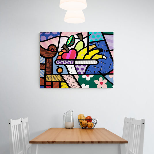 Cuadro decorativo con fondo estampado verde, flores variadas en tonalidades y bodegón central de plátano, manzana y naranjas.