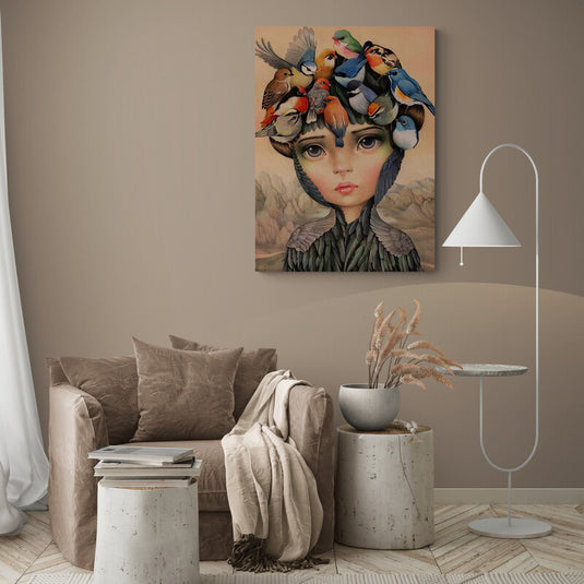 Mujer con ojos prominentes envuelta en alas y coronada con pájaros multicolores sobre fondo café en cuadro decorativo