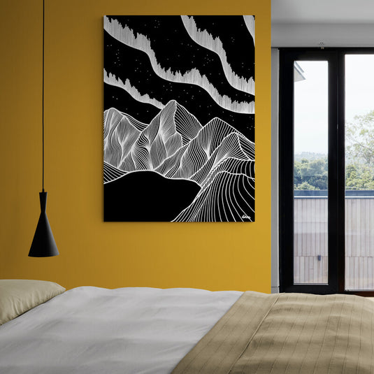 Ilustración lineal en blanco y negro de montañas y cielo estrellado nocturno