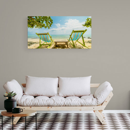 Cuadro_Decorativo_Paisaje_Playa: Arena_Dos_Sillas_Playa_Pequeña_Mesa_Hojas_Arboles_Vista