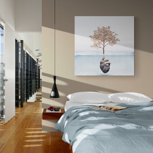 Cuadro decorativo de árbol con hojas rosadas y café sobre fondo blanco, raíces formando corazón humano en agua