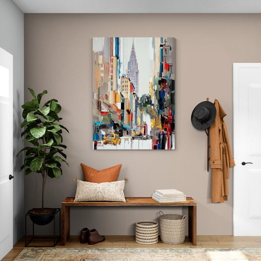 Pintura de una calle urbana con taxis y el Chrysler Building al fondo.