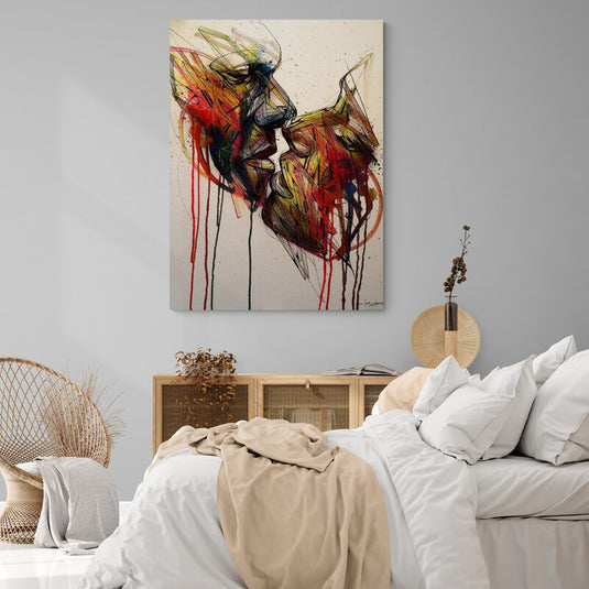 Expresionismo abstracto de dos figuras en un beso con trazos enérgicos y colores vivos