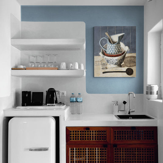 Cuadro de cocina vintage con utensilios y vajilla en tonos azules