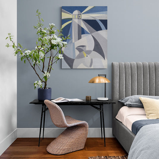 Cuadro minimalista de faro gris con cielo azul, olas en tonalidades de gris y gaviota blanca