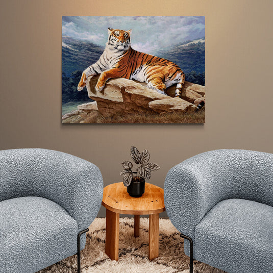 Tigre descansando en una roca en un paisaje montañoso