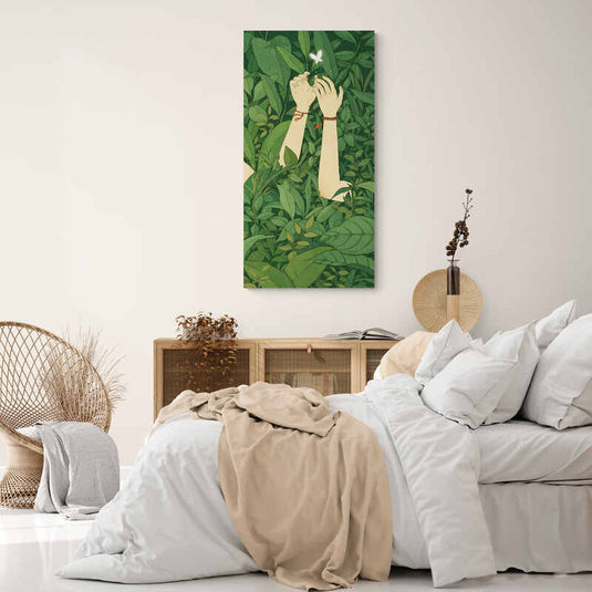 Pintura de manos en el follaje con mariposa