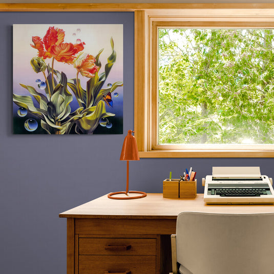 Tulipanes rojos y naranjas con mariposa y burbujas en fondo surrealista.