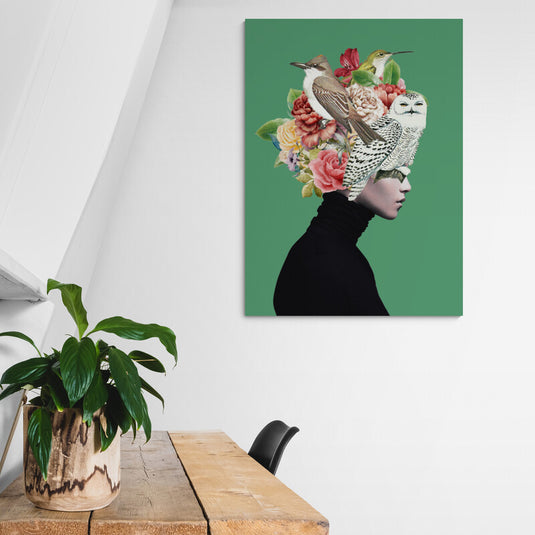 Mujer de perfil con blusa negra y ornamentos florales, lechuza y pájaro café sobre fondo verde en cuadro decorativo