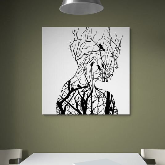 Cuadro de figura humana formada por raíces negras con siluetas de pájaros entretejidas sobre fondo blanco