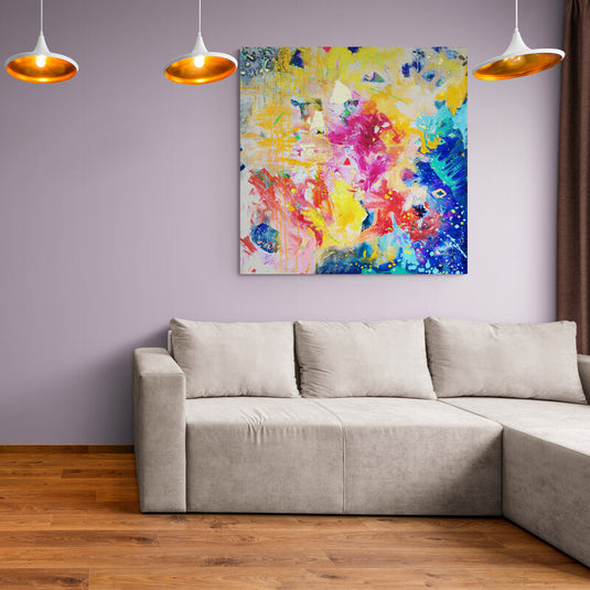 Cuadro abstracto con colores vibrantes como amarillo, fucsia y azul en una composición dinámica.