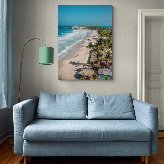 Vista aérea de una playa tropical con palmeras y mar azul