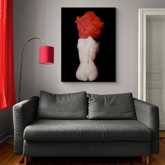 Desnudo femenino de espaldas con flores rojas sobre fondo negro.