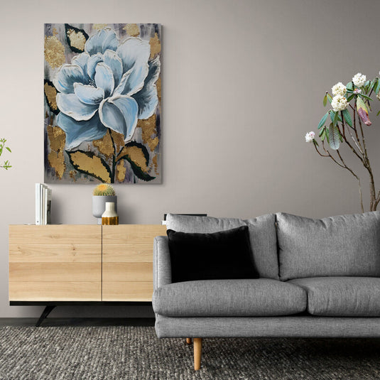 Flor azul con detalles dorados en fondo abstracto.