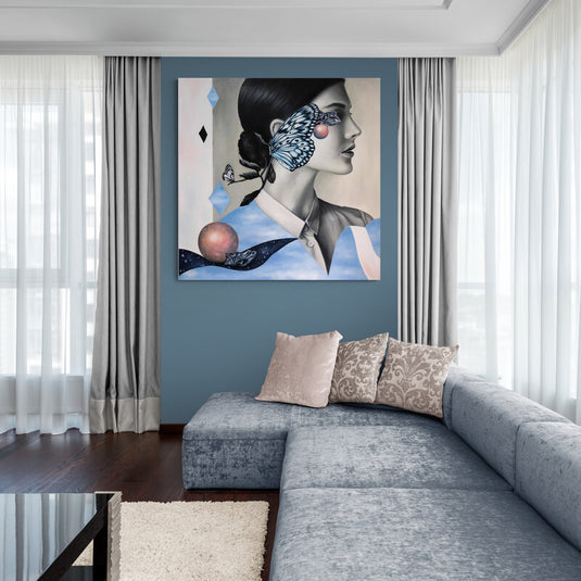 Retrato surrealista de mujer con mariposas y elementos fantásticos