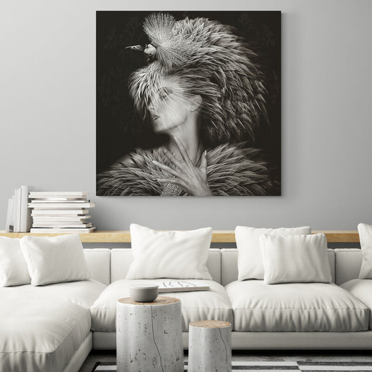 Cuadro de mujer con cuello alargado y plumas, de perfil, con pájaro y plumas cubriendo parte de su rostro sobre fondo negro