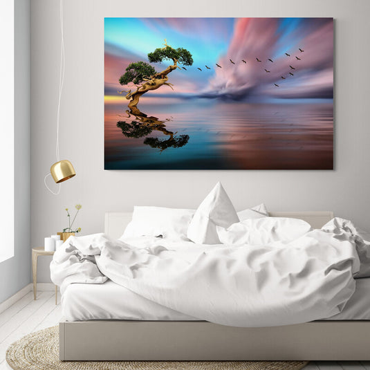 Paisaje marino con árbol solitario, parvada en vuelo y cielo rosado-azul