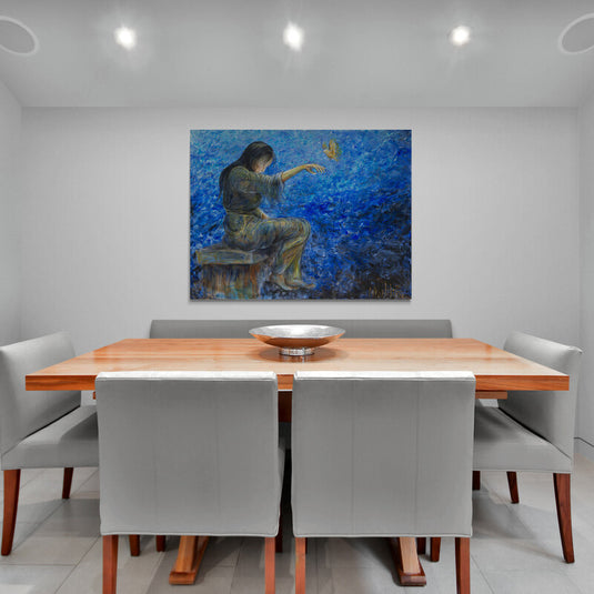 Pintura de mujer en contemplación con mariposa sobre fondo azul texturizado.