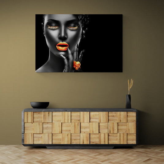 Cuadro artístico de mujer con maquillaje dorado y labios naranja estilo luxury minimal