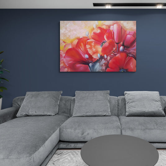 Amapolas rojas en flor con fondo de amanecer dorado.