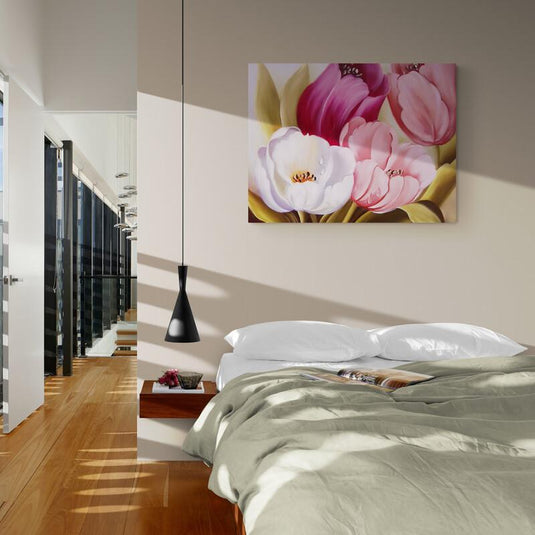 Pintura de tulipanes en tonos blancos y rosas con hojas verdes.