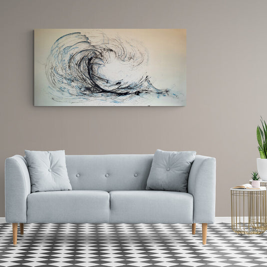 Cuadro abstracto de una ola en tonos negros y azules sobre fondo claro, colgado en una pared beige.