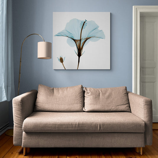 Flor en tono azul translúcido con estilo radiográfico sobre fondo blanco.