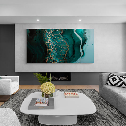 Arte abstracto con patrones de tinta esmeralda y detalles dorados.