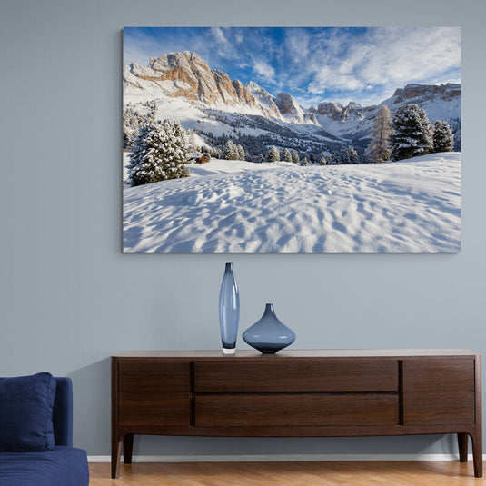 Espectacular paisaje invernal con montañas nevadas, suelo cubierto de nieve y pinos con nieve encima
