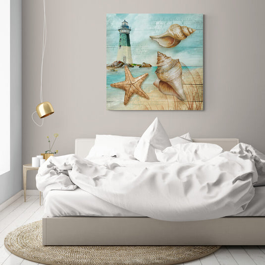 Pintura náutica con faro, conchas marinas y estrella de mar sobre fondo de mapa antiguo