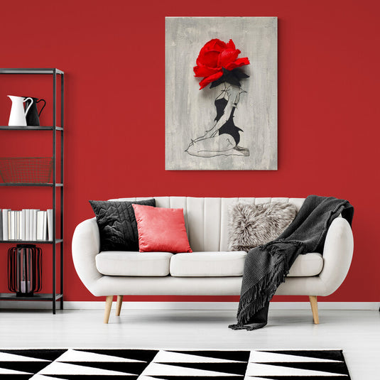 Figura femenina estilizada con cabeza de rosa roja sobre fondo neutro.