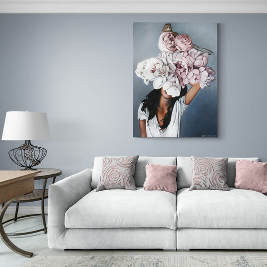 Retrato artístico de mujer con arreglo floral en la cabeza y paloma, simbolizando paz y feminidad