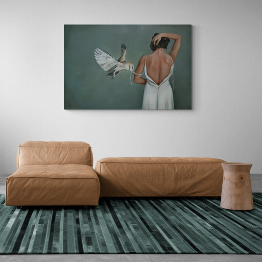 Mujer en vestido blanco con espalda descubierta y lechuza sosteniendo cordón de blusa en fondo verde pálido