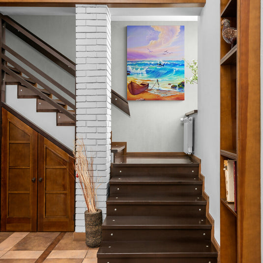 Pintura de un bote en una playa con olas grandes y cielo colorido