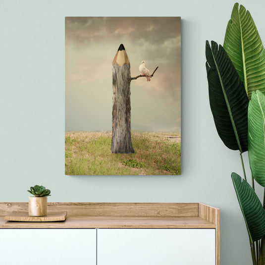 Paisaje nublado con tronco terminando en punta de lápiz y pájaro blanco posado en rama lateral