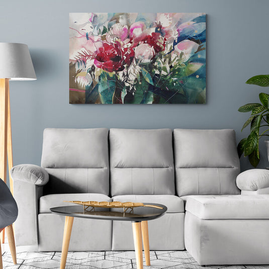 Ramo de flores abstracto en tonos rojos y verdes con pinceladas difusas.