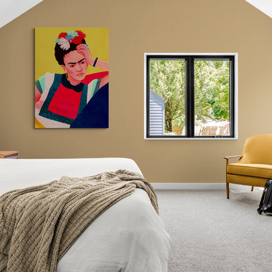 Retrato estilizado de figura femenina con colores vibrantes y expresión pensativa.