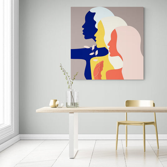 Arte Gráfico de Tres Perfiles Femeninos Superpuestos en Colores Pastel con Motivos Naturales