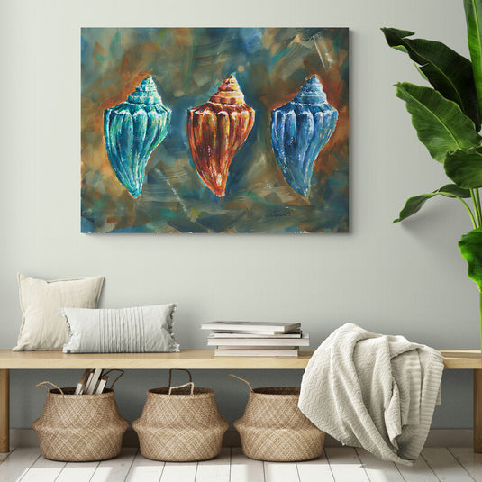 Pintura de tres conchas marinas en tonos azul, turquesa y coral sobre fondo abstracto