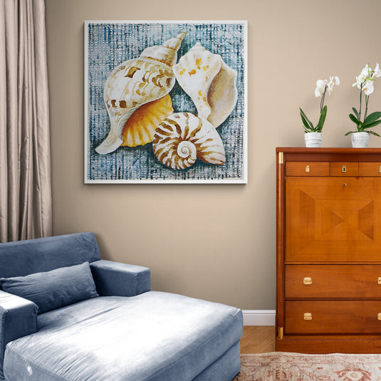 Cuadro decorativo con una composición armoniosa de conchas marinas y estrellas de mar, ideal para la decoración de hogares, oficinas o cualquier espacio que inspire la frescura y la belleza del mar.