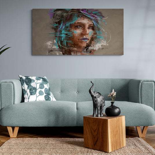 Retrato abstracto femenino con toques de azul sobre un fondo neutro en sala moderna.