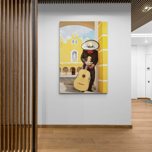 Mariachi con guitarra frente a iglesia amarilla