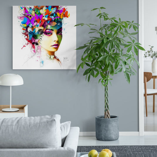 Mujer con corona de mariposas coloridas.