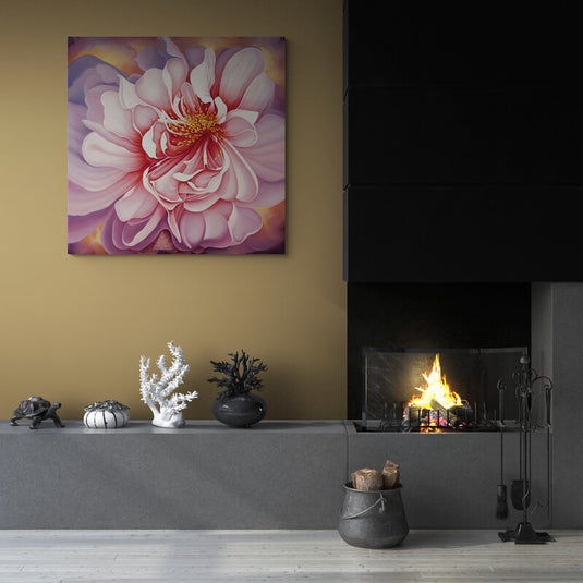 Flor en tonos rosados con fondo abstracto.