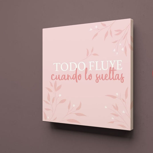 Frase inspiracional en tipografía cursiva sobre fondo rosa pastel con detalles botánicos