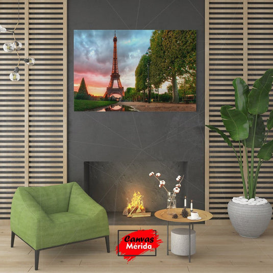 Atardecer parisino con la Torre Eiffel rodeada de árboles frondosos