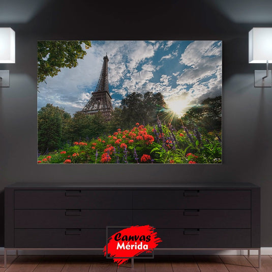 Torre Eiffel en paisaje parisino rodeada de árboles y flores rojas y moradas